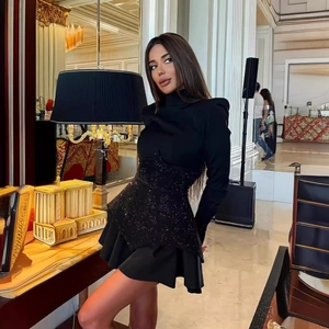 Elegantes schwarzes Langarm-Minikleid mit Taillenpailletten und Faltenrock
