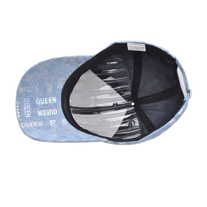 Berretto in denim azzurro con motivo olografico QUEEN e fodera interna in nero scuro