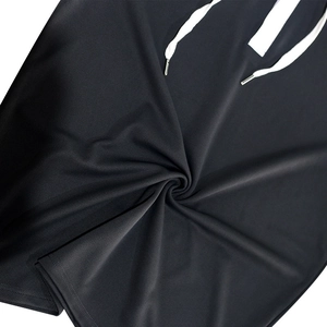 Détail du tissu en maille gris foncé avec cordon blanc et embouts métalliques sport