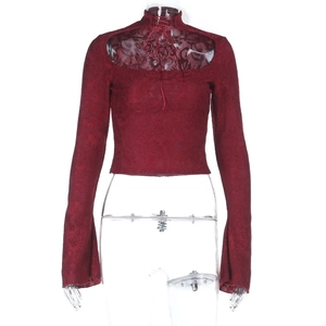 Detalle de top de encaje burdeos con cuello alto ahuecado con cordones y mangas de campana