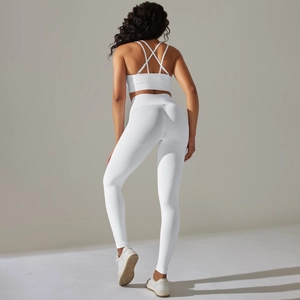 Détail de l'ensemble de yoga blanc sans couture avec brassière croisée et legging taille haute