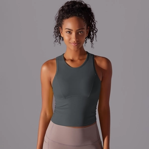 Détail du débardeur de sport respirant à dos nageur pour le yoga et le fitness