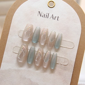 Faux ongles Cat-eye aurora rose nude et bleu glacé avec motifs de flammes
