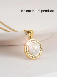 Détail du collier en acier inoxydable 18K avec pendentif lettre A et nacre sertie