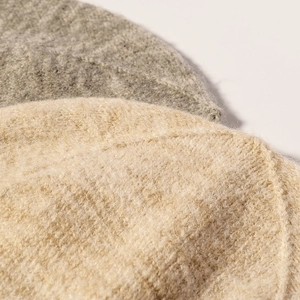 Lot de bonnets en grosse maille gris et beige en laine mohair à texture moelleuse