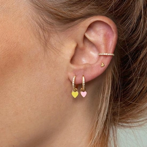Détail de créoles en argent S925 doré avec pendentifs cœurs en émail jaune et rose
