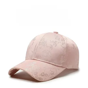 Detailansicht der rosa Baseballkappe mit Blumenstickerei und Satin-Jacquard-Textur