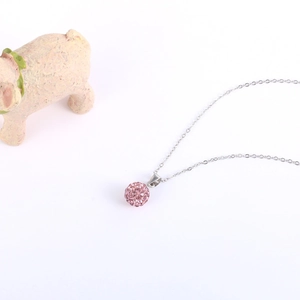 Detaillierte Nahaufnahme des rosa Kristall-Kugelanhängers mit einer feinen Silberkette