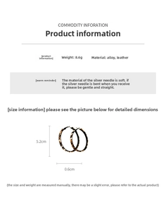 Spécifications détaillées des boucles d'oreilles créoles en cuir léopard et aiguilles en argent