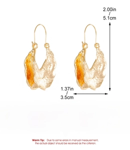 Detailed size chart for gold alloy hoop earrings with irregular wavy metal texture