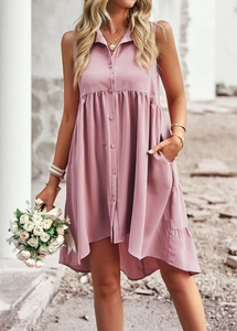 Détail d'une robe rose sans manches avec taille plissée et ourlet irrégulier