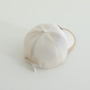 Details der Mesh-Belüftung und Klettverschluss einer beigen Kinder-Baseballkappe