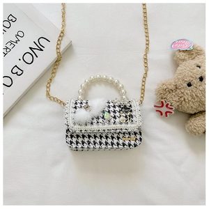 Dettaglio mini borsa pied-de-poule da bambina con manico di perle, catena oro e placca J'ADIOR