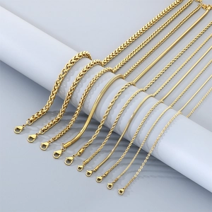 Vielfältige Kollektion goldener Edelstahlketten mit Schlangen- und Torsionsgliedern