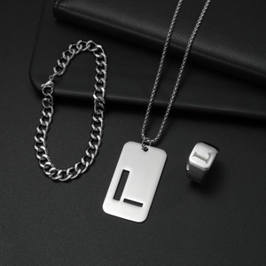 Schmuckset aus silbernem Edelstahl mit L-Anhänger, Ring und Panzerarmband auf Schwarz