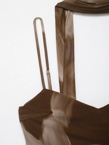 Dettaglio dell'abito midi in mesh con spalline sottili e tessuto tie-dye marrone caffè