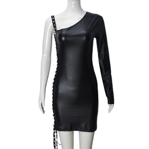 Détail d'une robe courte en similicuir noir avec laçage latéral et œillets