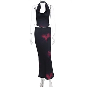 Détail de la jupe longue taille haute et du haut licou avec imprimé abstrait rouge