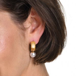 French vintage 18K gold-plated stainless steel earrings with grey pearls on model