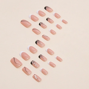 Faux ongles carrés avec lignes minimalistes noires et blanches et petits strass
