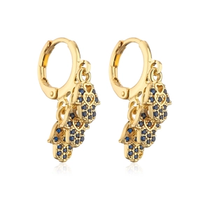Détail de boucles d'oreilles Main de Fatma plaquées or 18K avec zircons bleus sertis