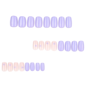 Faux ongles carrés courts avec motifs floraux en violet lavande et rose clair