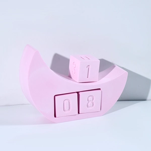 Détail du moule de calendrier lune en silicone rose avec chiffres 3D gaufrés