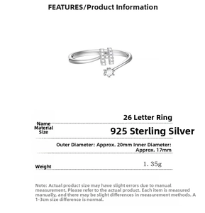 Detail eines Ringes aus 925er Sterlingsilber mit Buchstabe H und Zirkon-Steinen