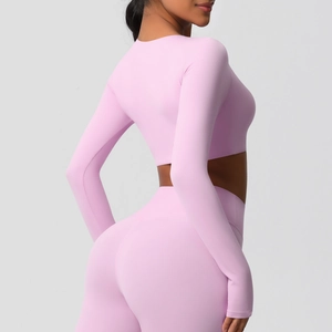 Vue latérale du haut de yoga rose à manches longues et du legging taille haute