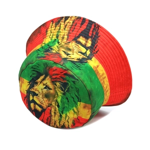 Detail des Löwenkopf-Prints auf dem rot, gelb und grün gestreiften Anglerhut im Rasta-Stil