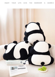 Detailaufnahme von weichen Panda-Plüschkissen in verschiedenen Posen auf einem Sofa