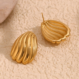 Boucles d'oreilles éventail en acier doré 18 carats avec textures coquillage sur pierre