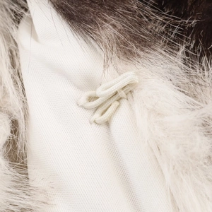 Vue détaillée de la texture de la fausse fourrure et de la boucle en corde de la veste