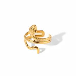 Gros plan sur une bague serpent dorée avec texture d'écailles et anneau ouvert ajustable