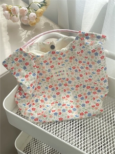 Detail of floral canvas tote bag featuring sozakka beauté label and magnetic closure