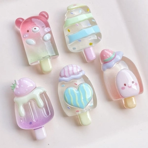 Vue détaillée de cinq charms de glace en résine colorée avec texture gelée