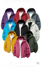 Pile de vestes softshell à capuche de sport en plusieurs couleurs disponibles