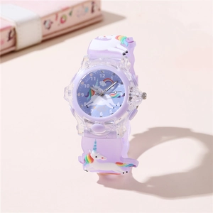 Dettaglio macro dell'orologio per bambini con motivi di unicorno e arcobaleno sul cinturino