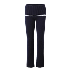 Detailansicht der dunkelblauen Strickhose mit umklappbarem Rippbund und weißen Streifen