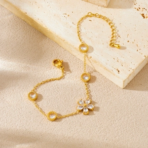 Elegantes vergoldetes Edelstahl-Blumenarmband mit funkelnden Zirkonia-Anhängern