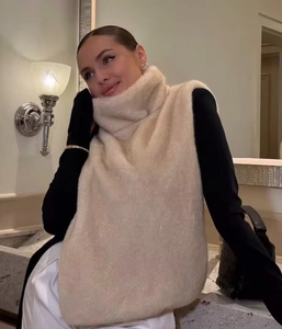 Texture détaillée du chauffe-cœur en fausse fourrure blanc crème en peluche douce