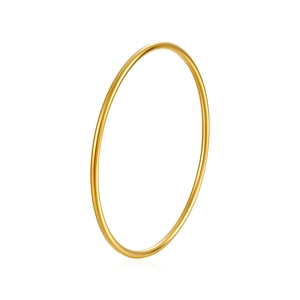 Minimalistisches rundes Armband aus 18K vergoldetem Edelstahl für Damen auf weißem Grund