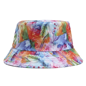 Chapeau bob extérieur tendance avec imprimés plumes colorées sur toile de coton