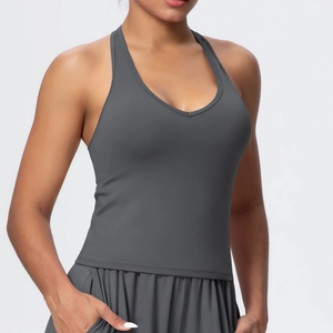 Dettaglio del reggiseno sportivo grigio con scollo a V e design racerback per lo yoga