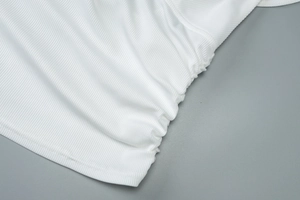 Detailansicht aus nächster Nähe von weißem Rippstrickstoff mit seitlicher Raffung und Falten