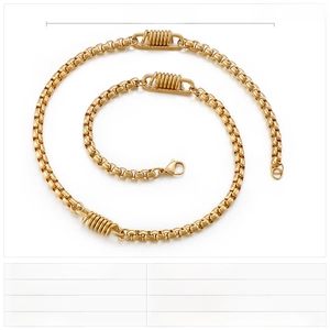 Makrodetail der goldenen Edelstahl-Punkkette mit Webverfahren und Spezifikationen