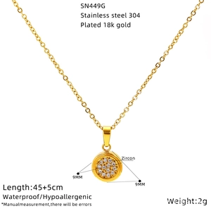 Détail du pendentif en zircon rond de 9mm sur une chaîne en acier inoxydable plaqué or 18k