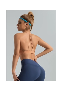 Details der gekreuzten Träger am orangefarbenen Sport-BH mit High-Waist Yoga-Leggings