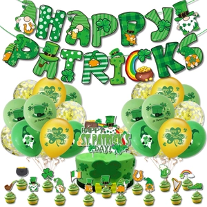 Détail du kit de fête Saint-Patrick avec ballons trèfles, bannière et décorations gâteaux
