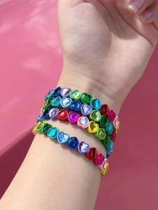 Primer plano de pulseras elásticas de cristal de colores vibrantes en forma de corazón